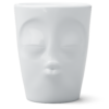 T018701_Henkelbecher_350_Kuessend_Weiss_V2_01 Porcelianinis puodelis su ąsele "Kissing", baltas 350ml